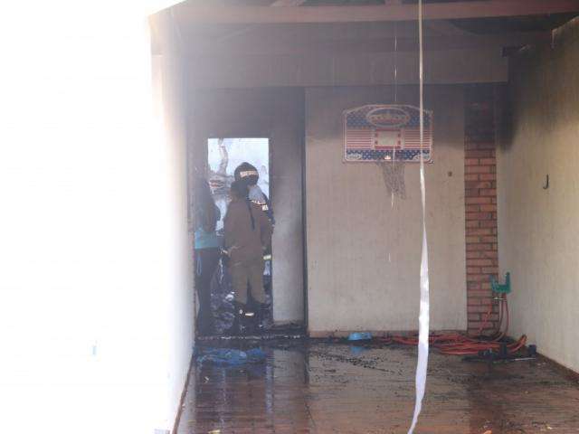 Inc&ecirc;ndio em residencial assusta moradores do Rita Vieira