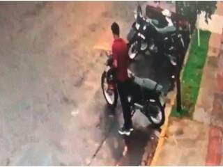 Flagrado em v&iacute;deo furtando moto na Capital &eacute; preso em Cassil&acirc;ndia