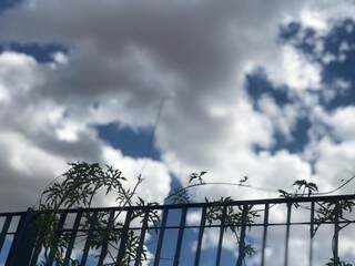 Céu entre nuvens em Campo Grande. (Foto: Kísie Ainoã).