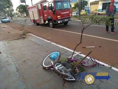 Ciclista morre atingido por carro que participava de suposto racha