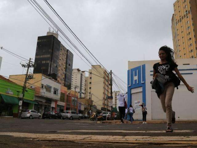 Chuva chega a Capital trazendo c&eacute;u nublado e clima ameno