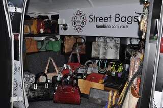 Na Street Bags, os produtos ficam dentro da Kombi pilotada por Fabiana (Foto: Marcelo Calazans)