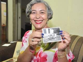 Gilda mostra foto dos ex-colegas de Paraguaçu Paulista. (Fotos: João Garrigó)