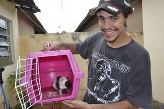 Murilo e o porquinho resgatado no bairro Octávio Pécora. (Foto: Simão Nogueira)