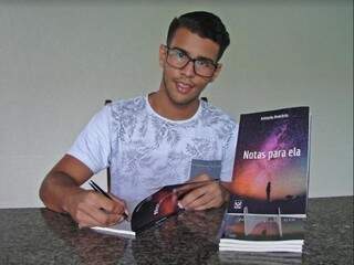 Com apenas 18 anos, Antonio lança livro nesta quinta-feira (Foto: Divulgação)