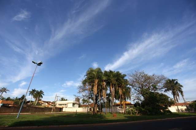 Domingo ter&aacute; sol e chegada de frente fria ao interior