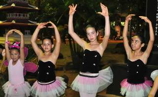 Bailarinas do bairro Canguru, em pose para foto. (Foto: João Garrigó)