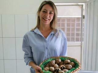 Lorane juntou coragem e vendeu alho negro feito pelo pai no Mercado Municipal de São Paulo (Foto: Alcides Neto)
