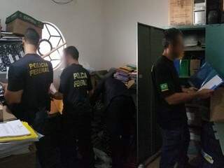 Policiais cumprem mandados de busca e apreensão em secretaria de Assistência Social (Foto/Divulgação: PF)