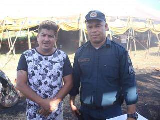 Hugo Perez, proprietário do Circo, ao lado do PM que salvou duas pessoas no dia do incêndio (Foto: Paulo Francis/Arquivo)