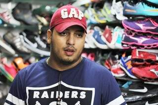 Diego Dias, vendedor em um box de calçados. (Foto: Marcos Ermínio)