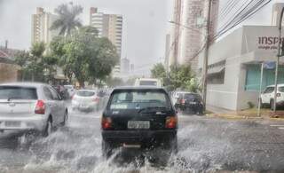Chuva desta tarde na Rua da Paz, no Jardim dos Estados em Campo Grande (Foto: Fernando Antunes)