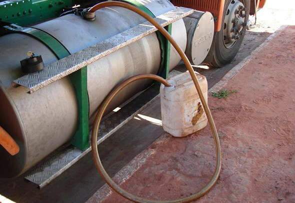 Motorista vendia combust&iacute;vel furtado diretamente do caminh&atilde;o