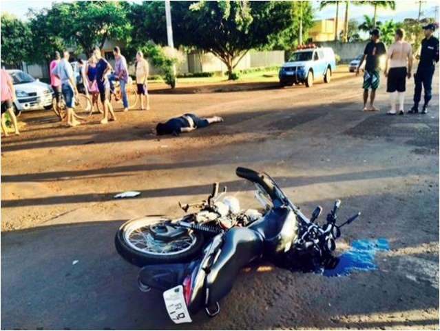 Motociclista colide com carro, sofre fraturas e morre no hospital