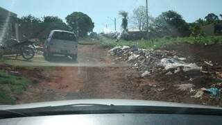 Em bairro nobres ou perif&eacute;ricos, moradores se queixam de entulho a c&eacute;u aberto