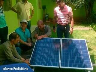 Na parte prática do curso, alunos fazem instalação do painel solar em uma residência.