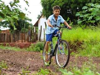 Carlos Ariel, feliz em sua bicicleta nova (Foto: André Bittar)