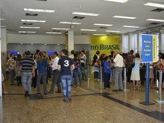 Atendimento ficou prejudicado na agência do Banco do Brasil na rua 13 de Maio com  avenida Afonso Pena. (Foto: Simão Nogueira)