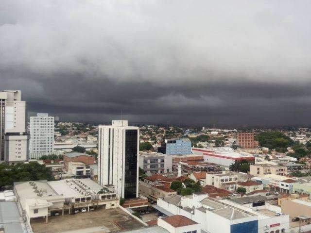 Chuva forte atinge Capital e alerta de tempestade segue em 45 cidades