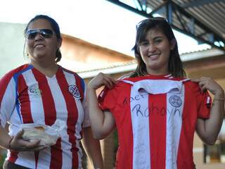 Paraguaias fizeram chipas e autografaram camisa da Associação Paraguaia de Futebol. Tudo em homenagem à Fael. (Foto: Marlon Ganassin)
