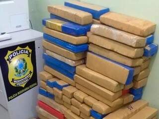 Tabletes empilhados pelos policiais. (Foto: Divulgação) 
