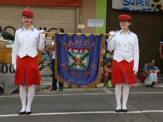 Meninas levam a responsabilidade nas mãos. Porta-símbolos da banda de música do Colégio Militar. (Foto: Fernando Antunes)
