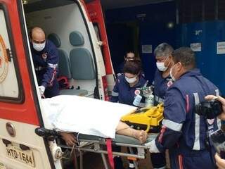 Yara Macedo chegando ao hospital esta tarde (25). (Foto: Rádio Fm Cidade) 
