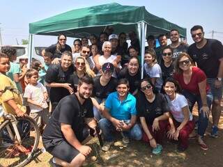 Eduardo, a frente, e o grupo de amigos em ação numa comunidade carente de Campo Grande. (Foto: Arquivo pessoal)