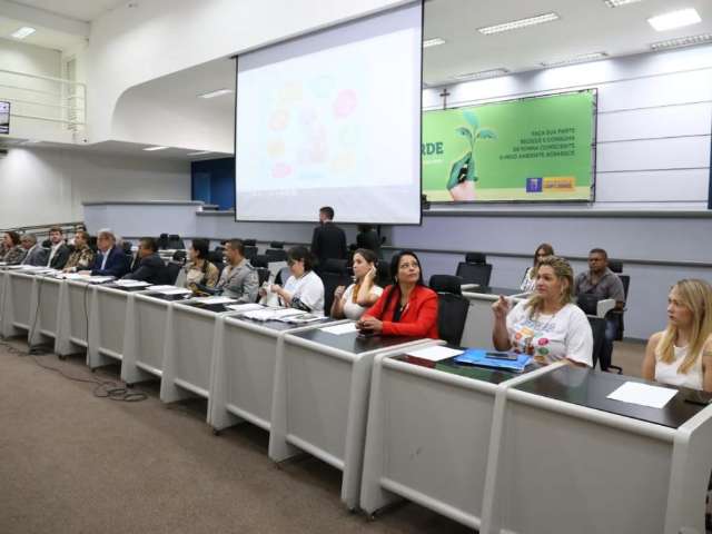 C&atilde;es s&atilde;o liberados na C&acirc;mara em debate sobre acesso de animais aos hospitais