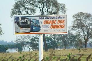Local continua apenas com uma placa indicando a nova sede das empresas de ônibus (Foto: Marcos Ermínio)