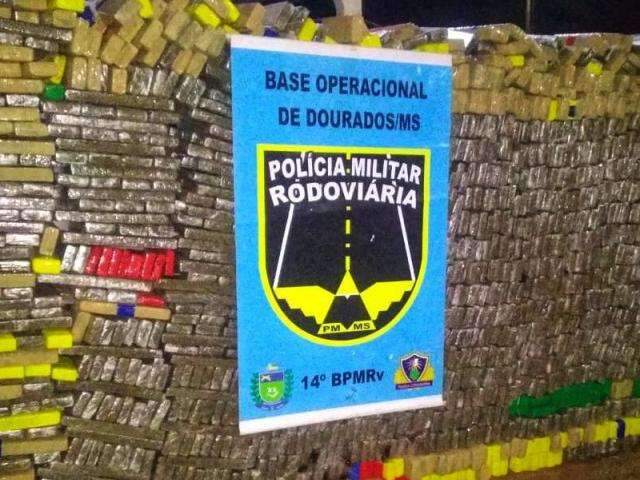 Dupla &eacute; presa com quase duas toneladas de maconha na MS-379