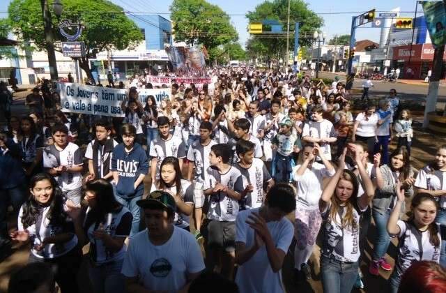 Centenas de estudantes realizam passeata pela paz nas ruas de Dourados