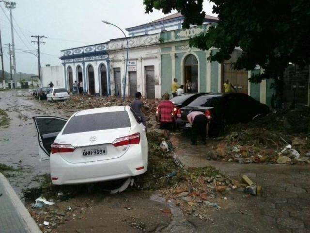 Forte enxurrada deixa rastro de destrui&ccedil;&atilde;o no Porto Geral; veja o v&iacute;deo