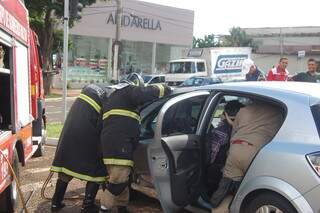 Bombeiros tiveram que cortar a porta do Vectra para socorrer motorista. (Foto: Fabiano Arruda)