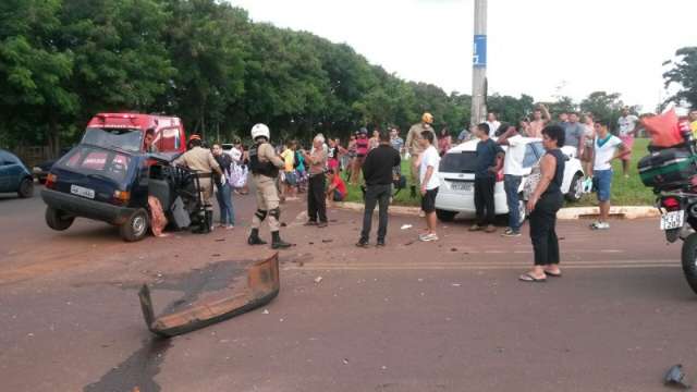 Quatro ficam feridos em acidente envolvendo tr&ecirc;s carros e uma moto na Capital