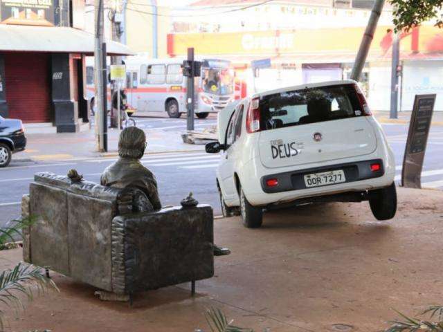 Carro bate em placa e para a poucos metros de &quot;Manoel de Barros&quot;