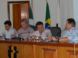 Deputados federais discutem emendas populares em reunião com prefeitos na Assomasul. (Foto: Pedro Peralta)