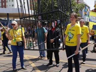 Grupo simulou prisão durante ato após o desfile na rua 13 de Maio (Foto: Kísie Ainoã)