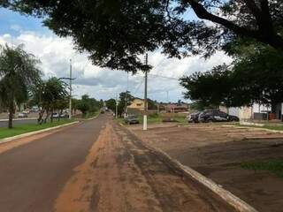 Delegacia de Coronel Sapucaia à direita e do outro lado da rua fica o território paraguaio (Foto: Helio de Freitas)