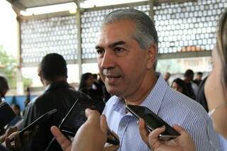Governador Reinaldo Azambuja (PSDB), durante entrevista, em evento da Caravana da Saúde (Foto: Marina Pacheco)