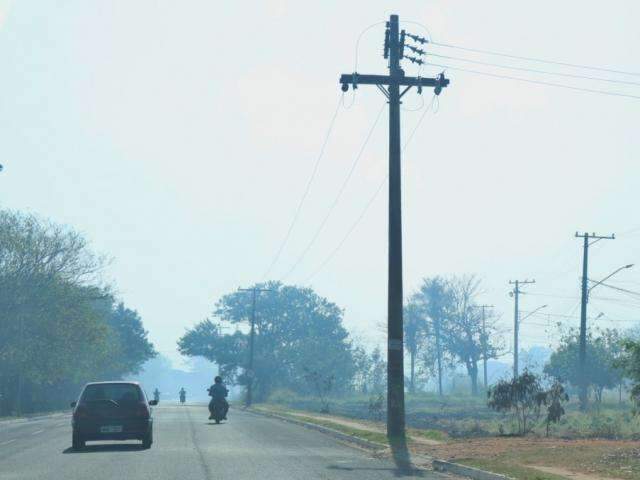 &Aacute;rea de mata &eacute; incendiada e fuma&ccedil;a toma conta de avenida 