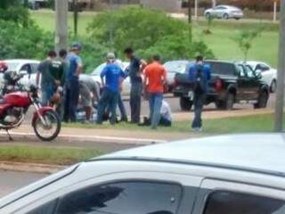 Na rotatória da avenida Mato Grosso envolveu camionete e motociclista.(Foto:Direto das Ruas)