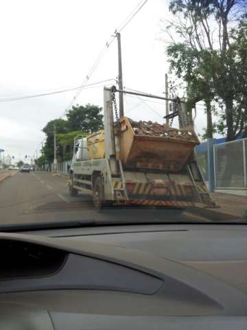 Caminh&atilde;o transitava derrubando entulho na rua Cear&aacute; 