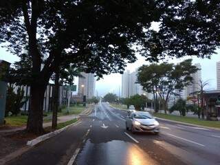 Asfalto amanheceu molhado em toda a Capital (Foto: Kísie Ainoã)