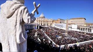 A quarta-feira amanheceu com as últimas palavras de Bento XVI como papa, na praça São Pedro, no Vaticano. (Foto:Tiziana Fabi/AFP)