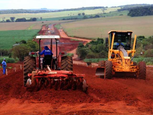 Estrada asfaltada em distrito encurta caminho no escoamento da produ&ccedil;&atilde;o 