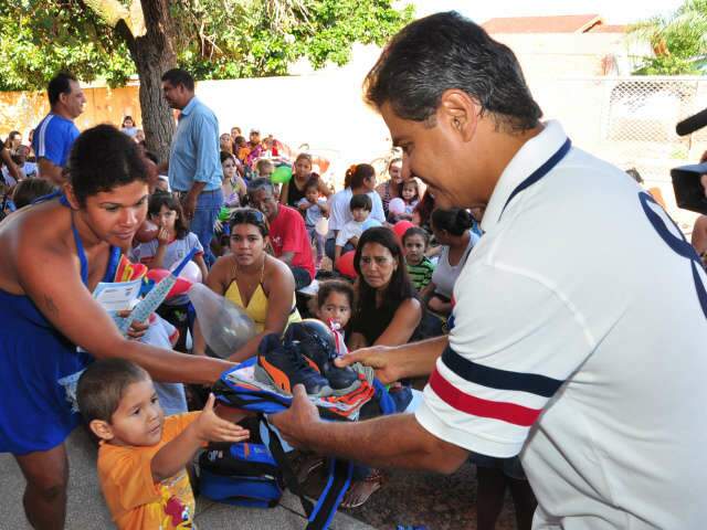  Prefeito entrega kits escolares e prestigia concurso de fantasias