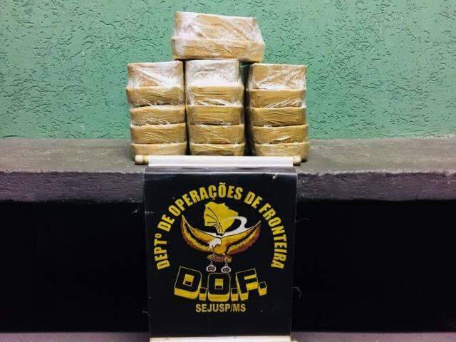 Caminhoneiro &eacute; preso por tr&aacute;fico durante transporte de pasta base de coca&iacute;na 