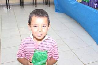 Criança atendida por projeto social do Zé do Anache. (Foto: Reprodução Faceboock/Zé do Anache)
