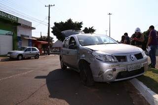 Condutor bateu em carro parado próximo ao posto de saúde do bairro Guanandi (Foto: Fernando Antunes)